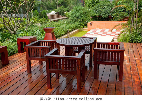 露台露天花园植物自然木质桌子餐桌椅子美好社区美好
